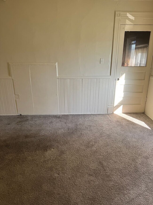 Building Photo - 3 bedroom 1 bath unit