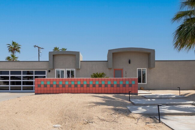 Building Photo - Family-Friendly Oasis in North Palm Springs