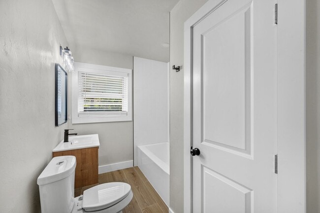 Building Photo - 5 Bedroom