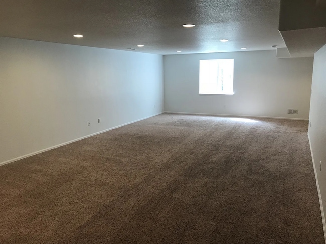 Building Photo - Spacious 5 Bedroom, 3 Bath Ranch Home with 2-Car Garage