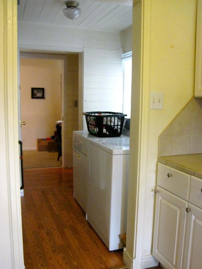 Building Photo - This perfect 2-bedroom, 1-bathroom Apartment with Great Location!