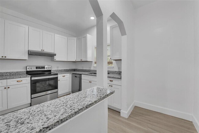 Building Photo - 51 Private Rd 901