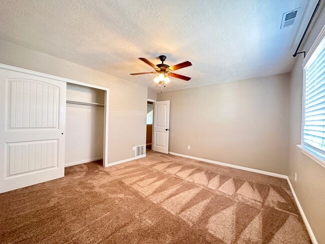 Building Photo - Beautiful Executive Daybreak Home Available!