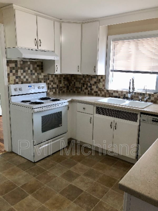 Building Photo - 110 S Hawthorne Dr