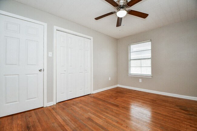 Building Photo - 919 Forest Oaks Dr