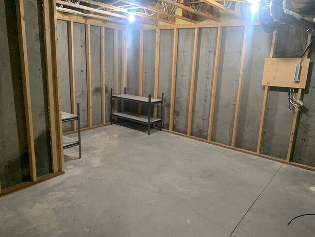 Building Photo - Beautiful 3 bed 2 bath condo on the west end!