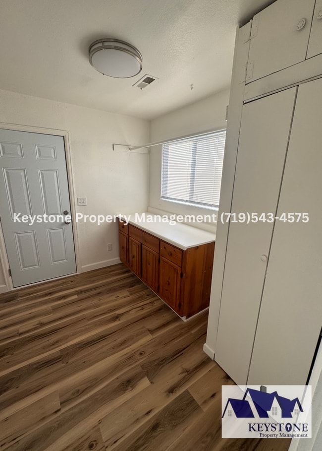 Building Photo - Fully Renovated Home 4+ bedrooms/2 Bathrooms $1550/$1550