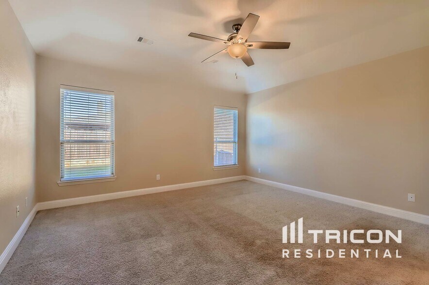 Building Photo - 319 S Hill Dr