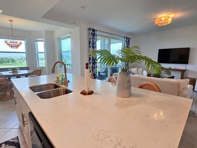 Building Photo - Annual UNFURNISHED or FURNISHED for your convenience: 2 Bedroom 2 Bathroom 2nd Floor Elevator acc...