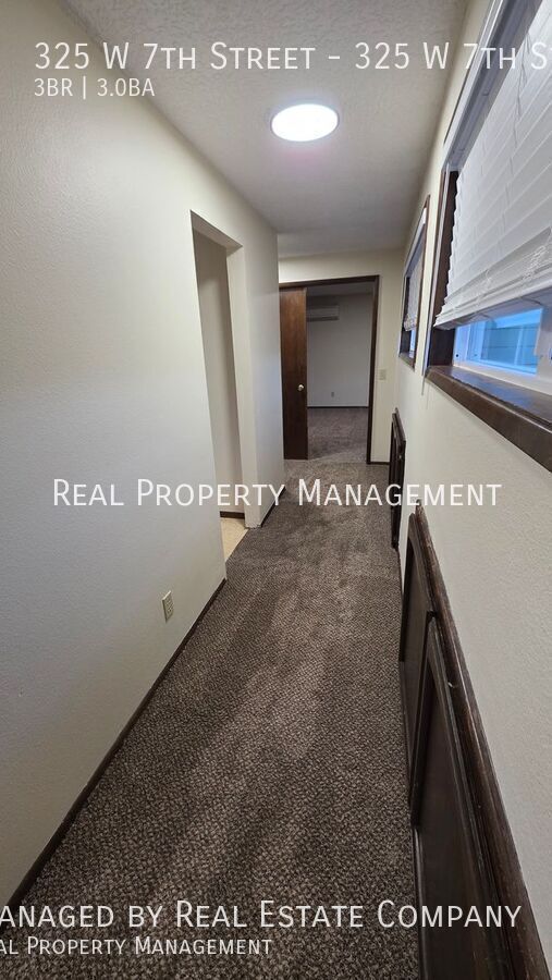 Building Photo - 325 W 7th St