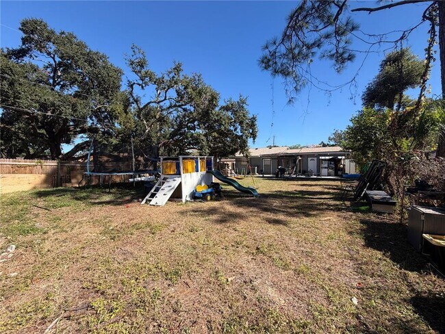 Building Photo - 10410 N Sassafras St