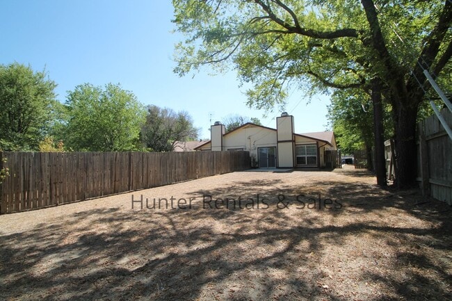 Building Photo - Awesome Duplex!