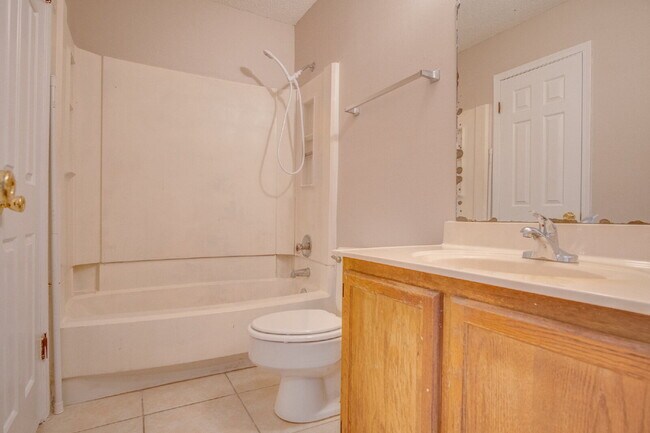 Building Photo - Charming Townhome with Fireplace & Fenced ...