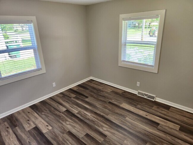Building Photo - 1302 SW Lynn Dr