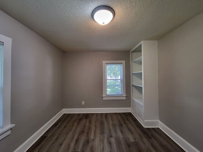 Building Photo - 2 Bedroom, 1 Bathroom home!