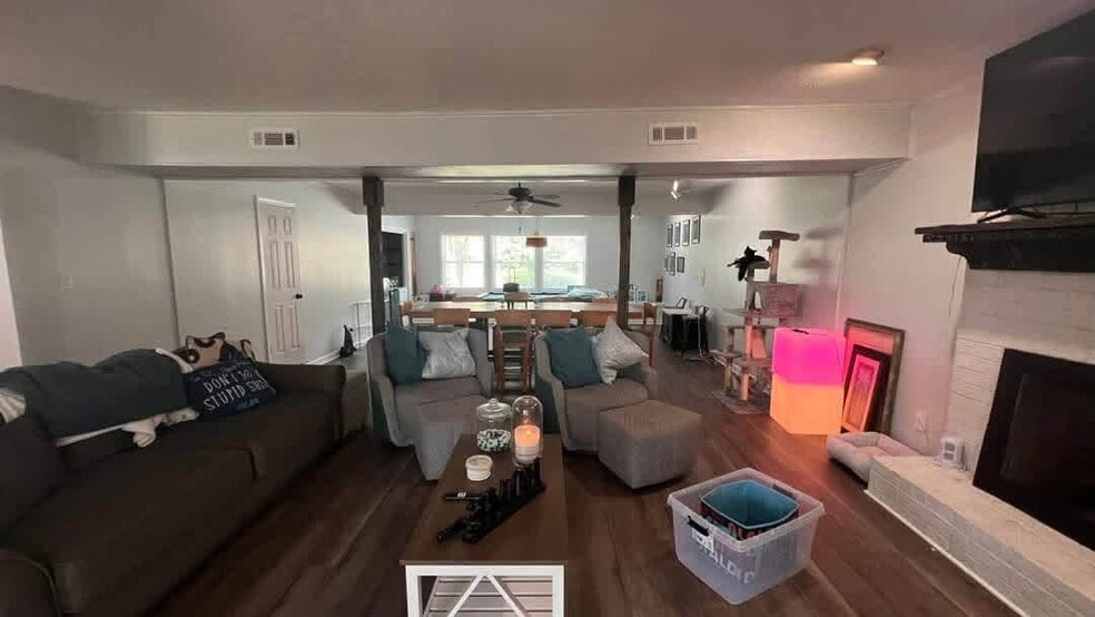 39x19 family room - 118 Wofford Rd