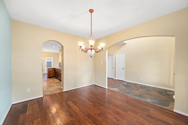 Building Photo - 10003 Lynette Falls Dr