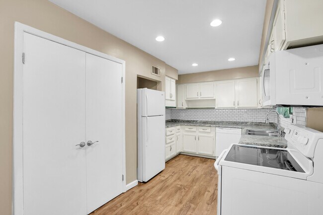 Building Photo - 2222 Bacon Park Dr