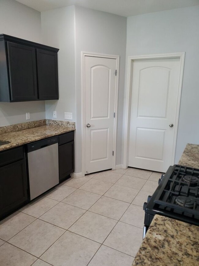 Building Photo - 4 bedrooms/2.5 bath over 2,000 square feet