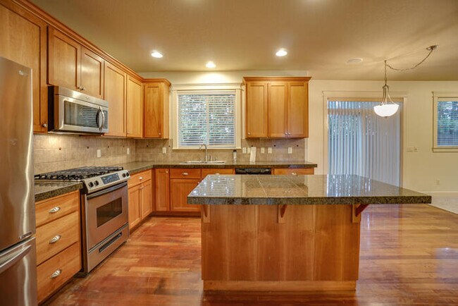 Building Photo - BEAUTIFUL FOUR BEDROOM HOME IN VANCOUVER