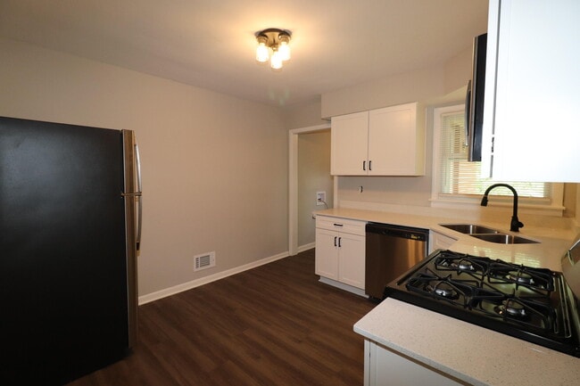 Building Photo - 155 Delmont Dr