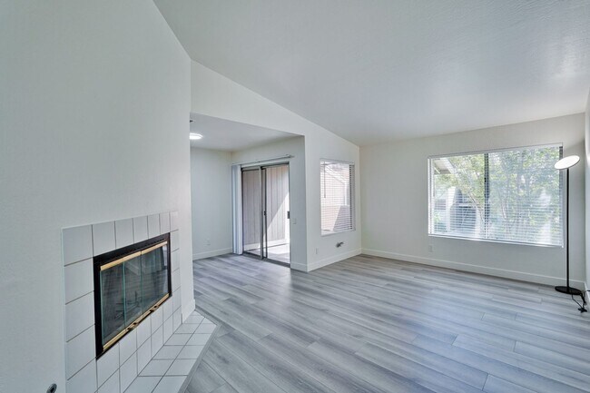 Building Photo - 2 bed 2 bath condo