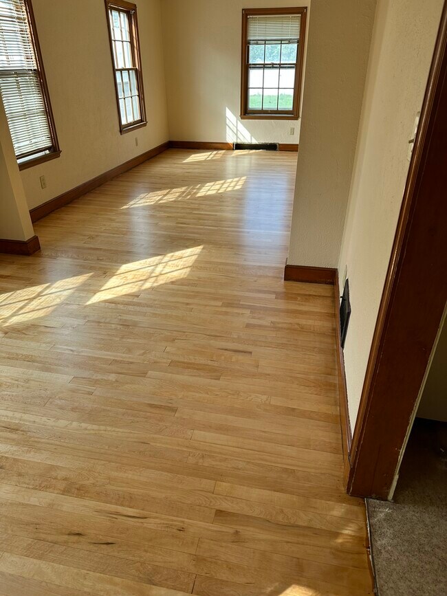 Building Photo - 803 Young St