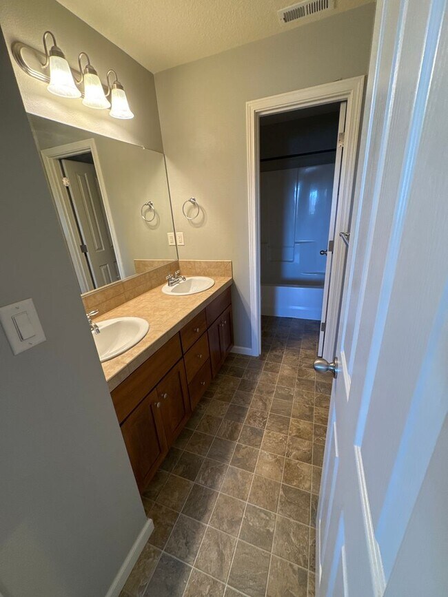 Building Photo - Beautiful 3 bedroom with bonus loft area i...