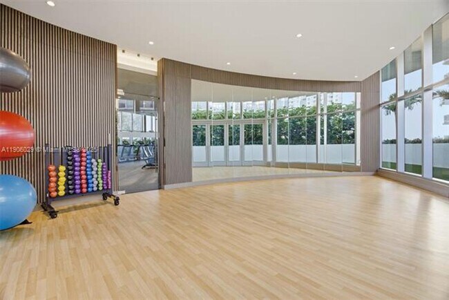 Building Photo - 700 NE 24th St