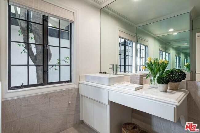 Building Photo - 1075 Wallace Ridge