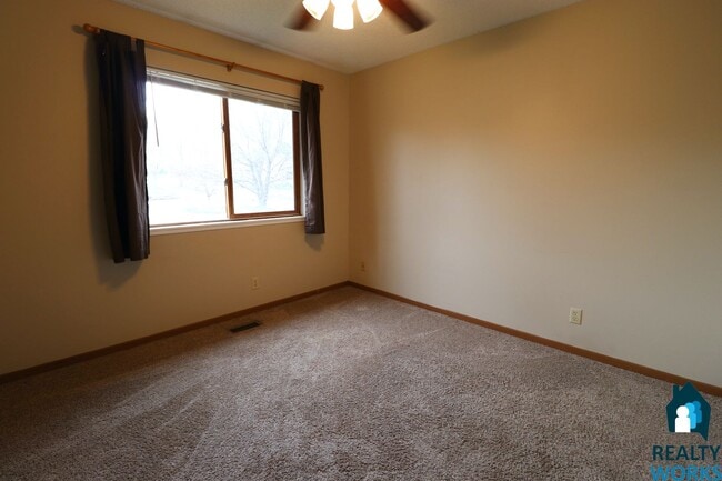 Building Photo - Lovely 3 bed Townhome!