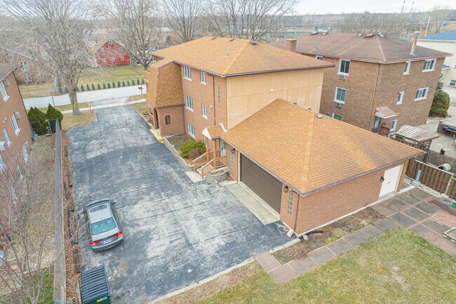 Building Photo - 11111 S Helena Dr