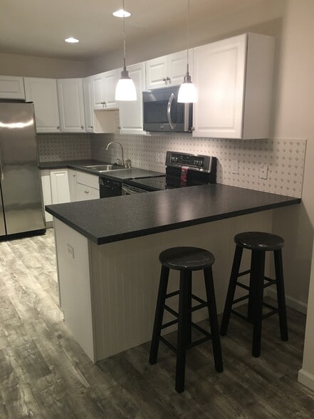 Eat-in Bar w/2 stools - 2239 Milford Square Pike