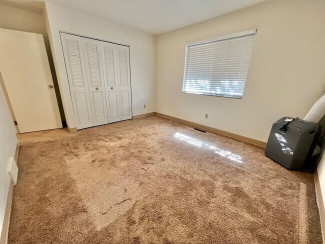 Building Photo - 3 bed, 1 bath Duplex in West Fort Collins