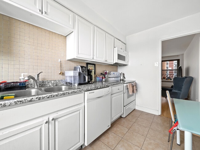 Building Photo - 6118 N Sheridan Rd