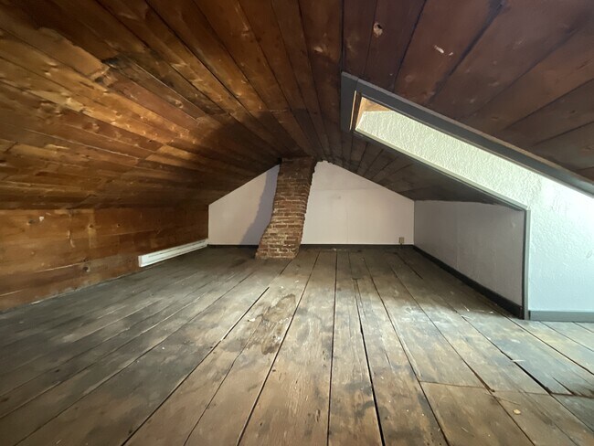 Building Photo - 246 Walnut St