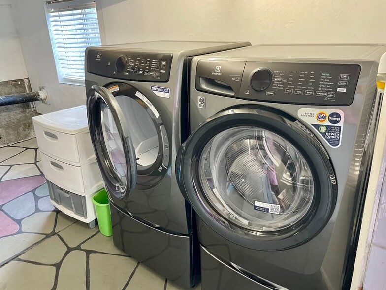 Building Photo - 473 Newton Ave