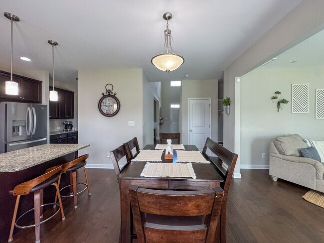 Building Photo - Gorgeous 4 Bed 2.5 Bath Home with Fenced Backyard