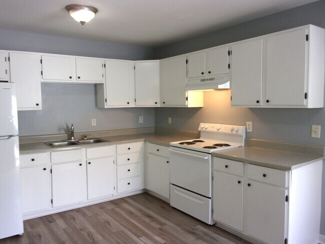 Building Photo - 3 Bedroom 1 Bath Home - Recently Refreshed