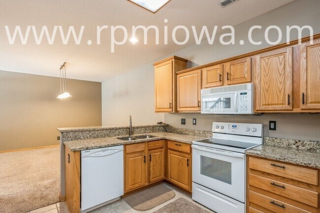 Building Photo - UPDATED TOWNHOME!! 2 Bedroom, 2.5 Bath in Ankeny