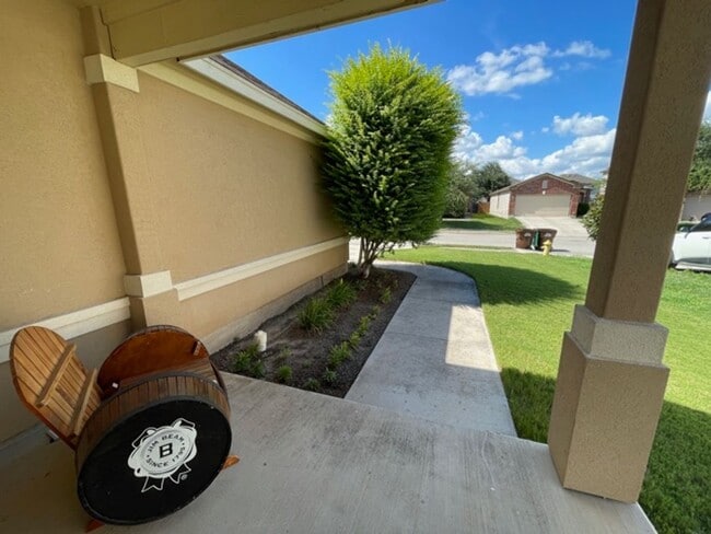 Building Photo - Lovely well maintained 3 bedroom 2 bath
