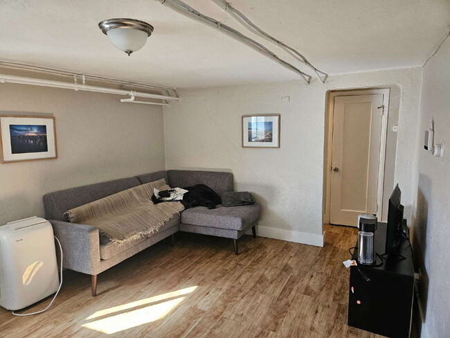 Building Photo - 1 Bed 1 Bath Mayfair Apartment With Garage in Denver! Available Now!