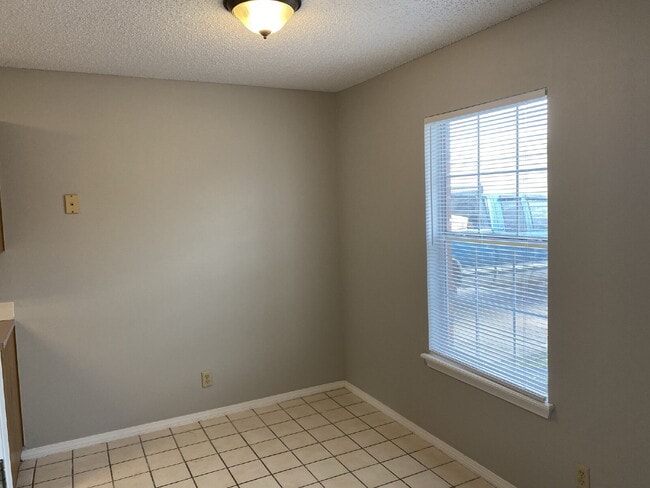 Building Photo - 503 Cammellia Dr Unit B