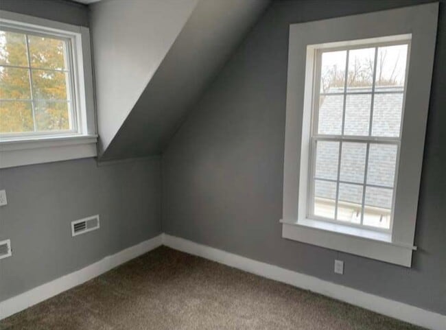 Building Photo - 106 E Madison St