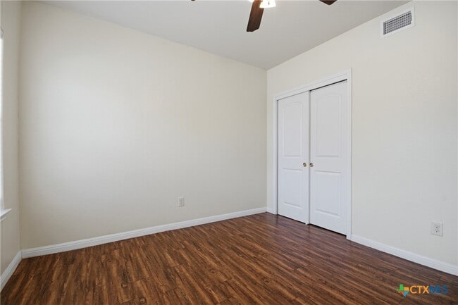 Building Photo - 302 W San Antonio St