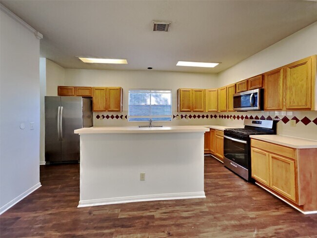 Building Photo - 2911 Linda Dr