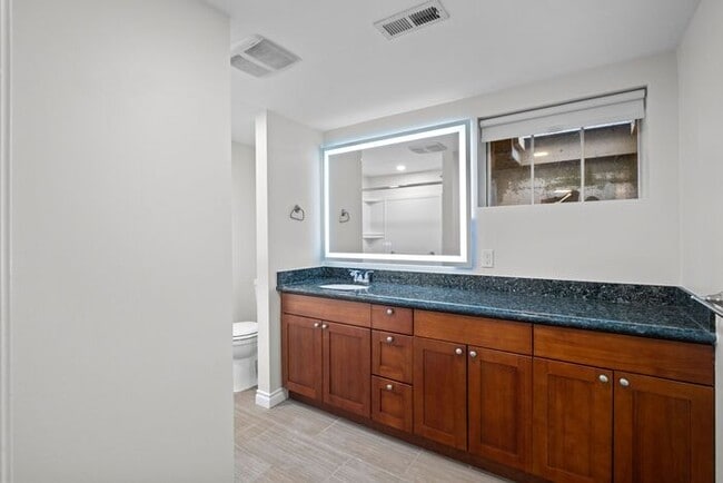 Building Photo - Elegant and Spacious Air-Conditioned Lincoln Park Rambler