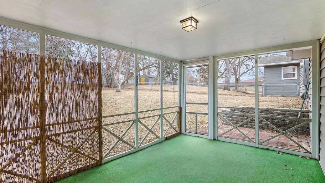 Screened in porch - 424 N Lake Ave