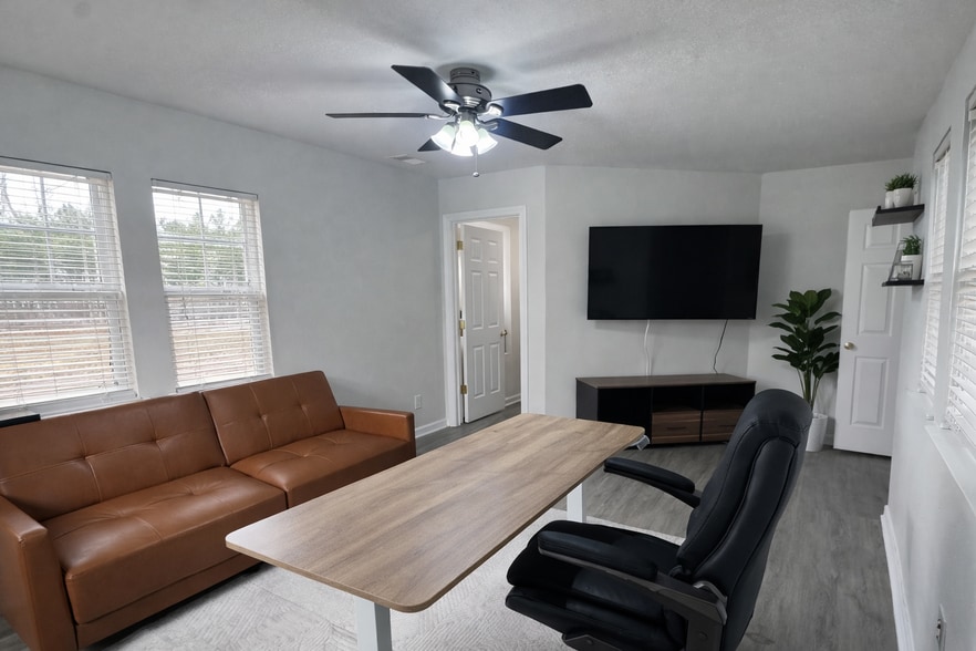 Bedroom 2 - spacious living has mini walk in - 429 Indigo Ridge Dr