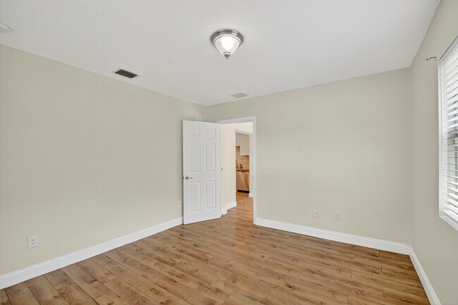 Building Photo - 422 W Ocean Ave